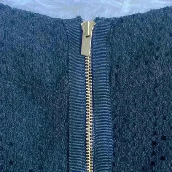 Banana Republic sleeveless top. Black with gold, zipper and back.  Size 8. NWT. - Picture 6 of 7